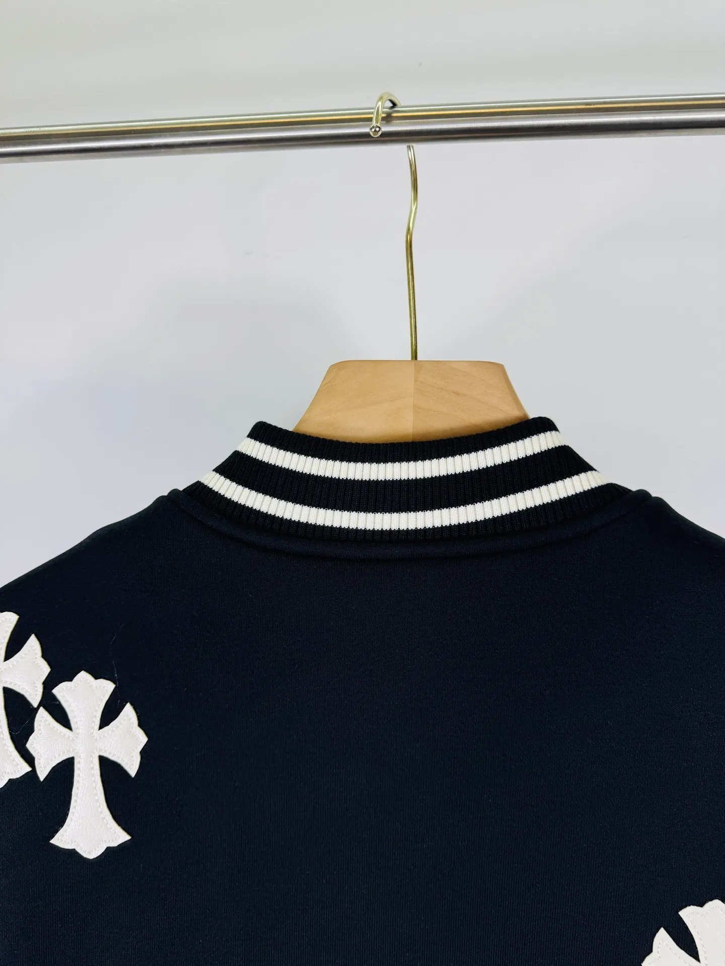 P520 top version 🐮 Real shot without P, ​​different from market products] Chrome Hearts 🍁Winter clothing is coming🍁 Sanskrit cross woolen leather sleeves spliced ​​baseball embroidered cotton jacket, heavy embroidery ➕ both sleeves and whole leather, counter synchronization, heavy industry! ! Customized version of thickened woolen fabric, silk lining, customized version of hardware, not the ordinary version on the market! ! Recommended color: wool with leather Style number: 25-361 Code number: S, M, L, XL